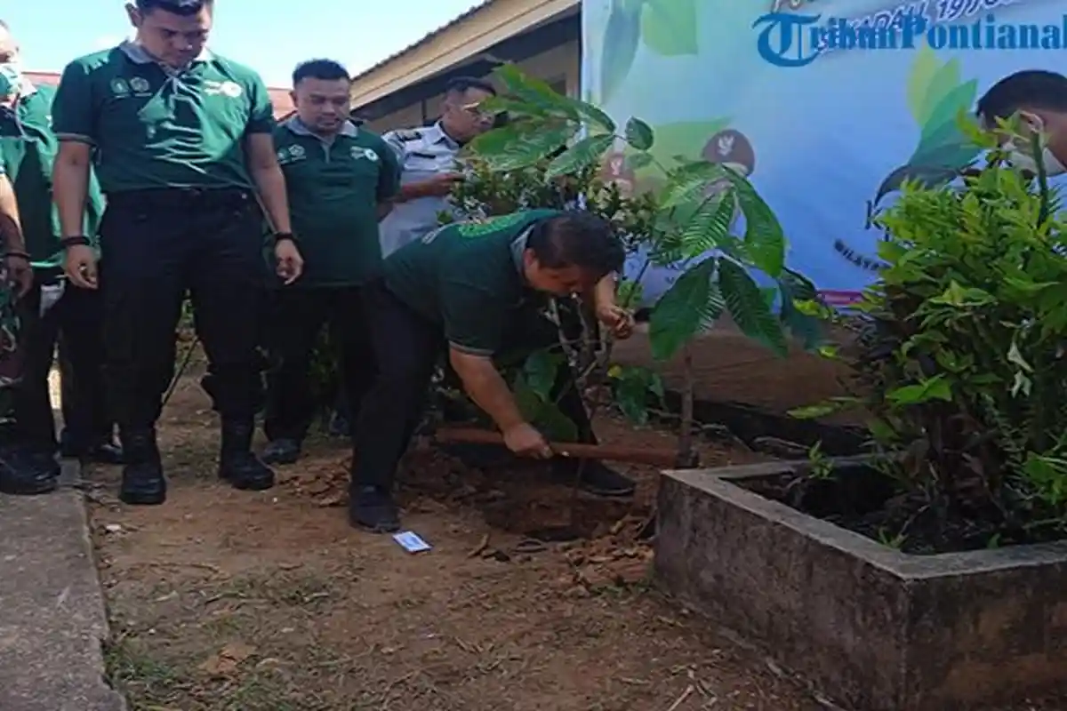 Tanam Pohon Serentak di SMPN 10 Sekadau Hilir, Wujudkan Kalbar Teduh dan Lestari