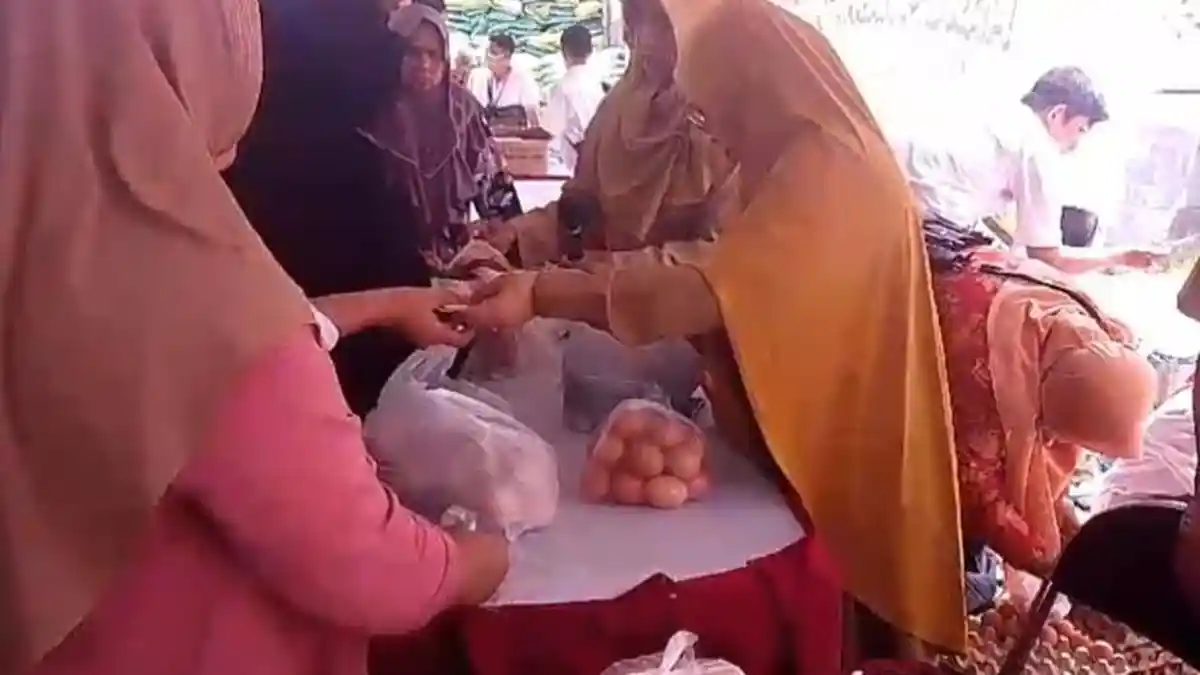 Pemkab Situbondo Gelar Pasar Murah Jelang Lebaran, Emak-emak Serbu Telur