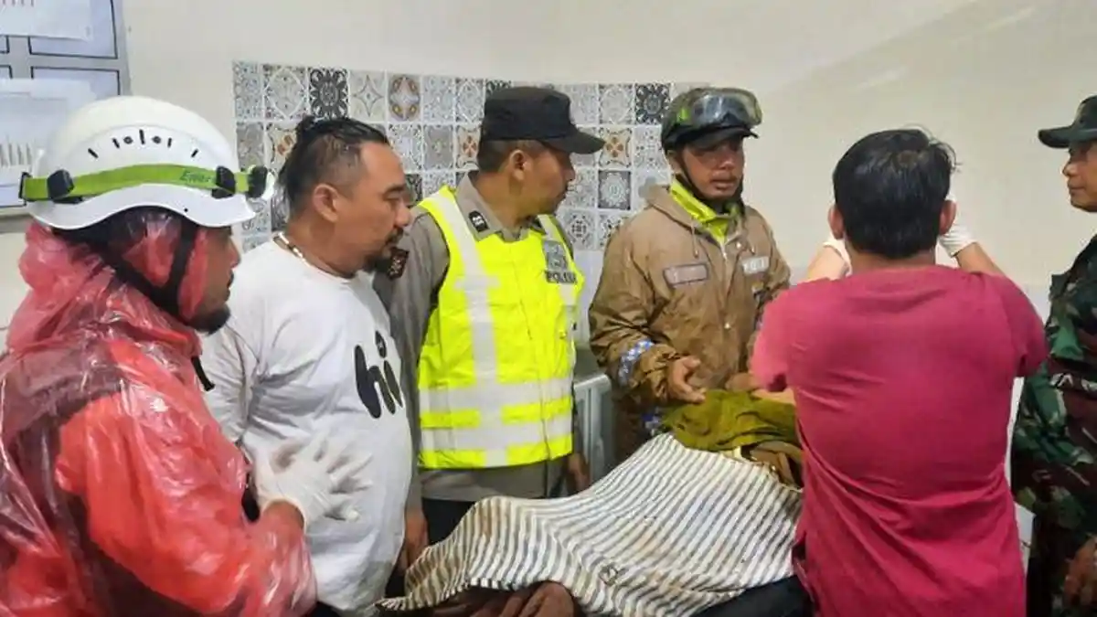 Cuaca Ekstrim Di Lumajang Menyebabkan Tanah Longsor, 1 korban telah ditemukan