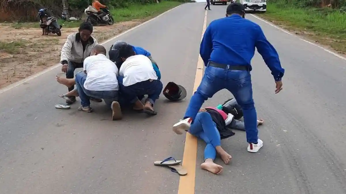 Dua Perempuan Dilarikan ke Rumah Sakit Setelah Tabrak Monyet Menyeberang