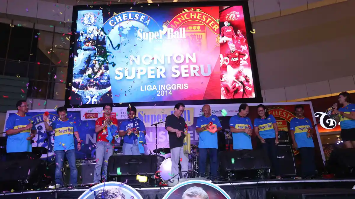 Gadis Cantik Suporter Chelsea Dapat Televisi Usai Nobar