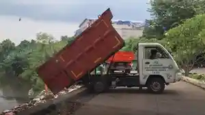 Tangkapan-layar-video-viral-yang-merekam-truk-membuang-sampah-ke-Kali.jpg