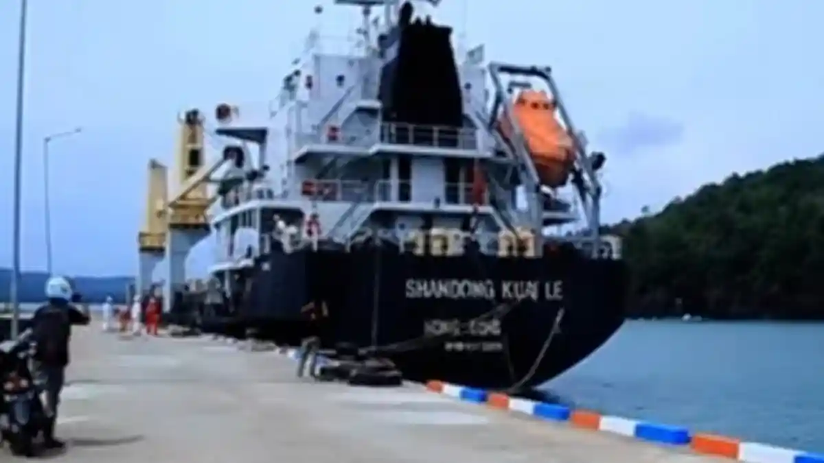 Kapal Pengangkut Tiang Pancang Sudah Bersandar di Pelabuhan, Tapi Bongkar Muat Terkendala Hal Ini