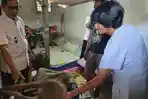Bupati-Klungkung-Made-Satria-saat-memberikan-bantuan-kursi-roda-ke-warga.jpg