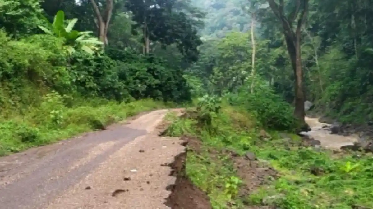 Ruas Jalan Trans Waiwerang-Lite Terancam Putus