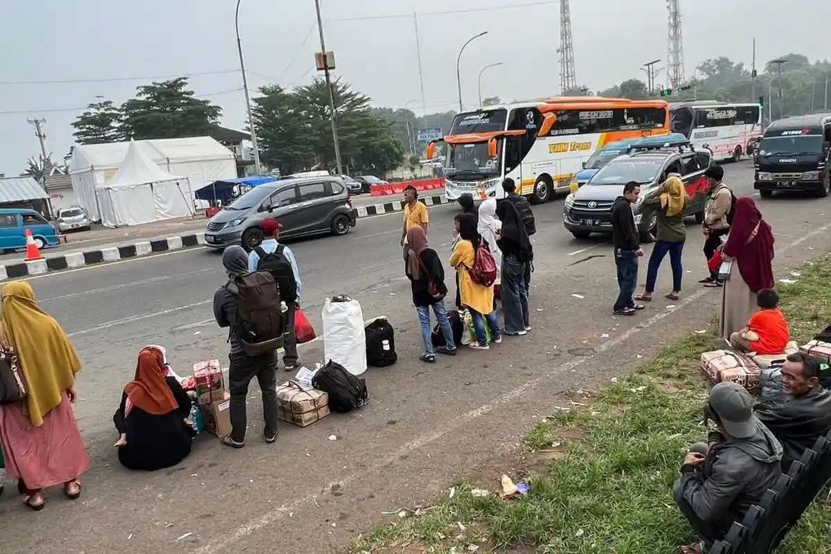 Ratusan Pemudik Berkumpul di Exit Tol Cikampek Tunggu Bus, Ada yang Panggul Karung Beras