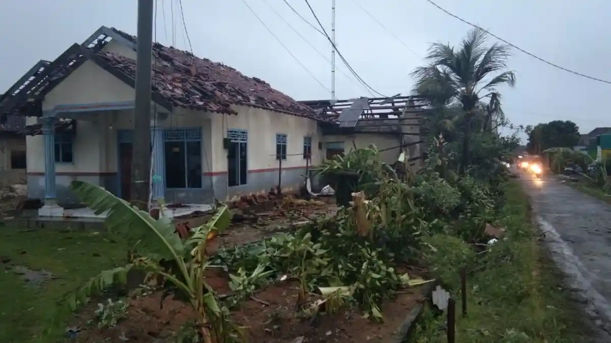 BREAKING NEWS Angin Puting Beliung Sapu Puluhan Rumah Warga di Tulangbawang