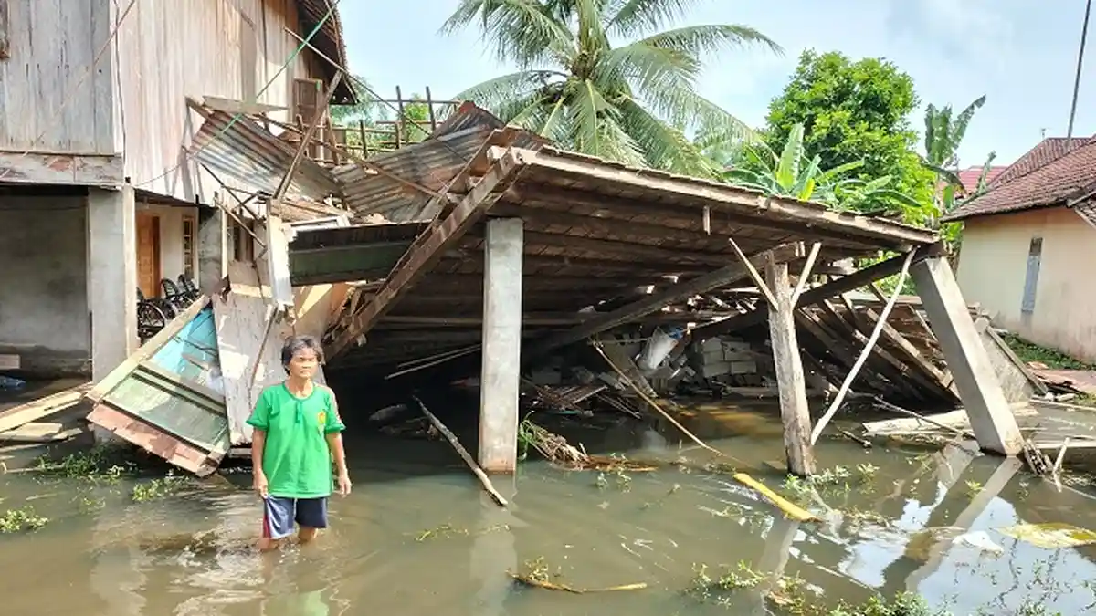 Ditinggal Mandi di Sungai, Masni Warga Pedamaran OKI Kaget Rumahnya Roboh