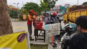 Pegawai-SPBU-Shell-berjualan-kopi-di-pinggir-jalan.jpg