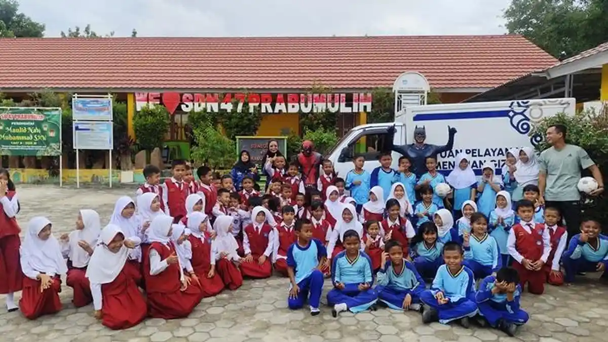 Hibur Pelajar, Petugas Distribusi MBG SPPG Prabumulih Timur Pakai Kostum Superhero