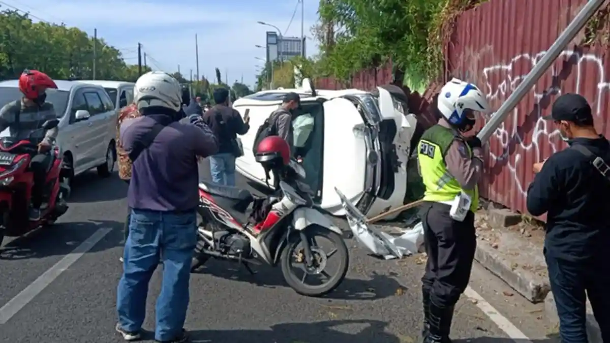 Sopir Hilang Konsentrasi, Mobil Innova Putih Tabrak Tiang Listrik di Frontage Ahmad Yani Surabaya