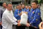 BANTUAN-PANGAN-Kepala-Bulog-Sulut-Gorontalo-Ermin-Tora-menyerahkan-berasLO0.jpg