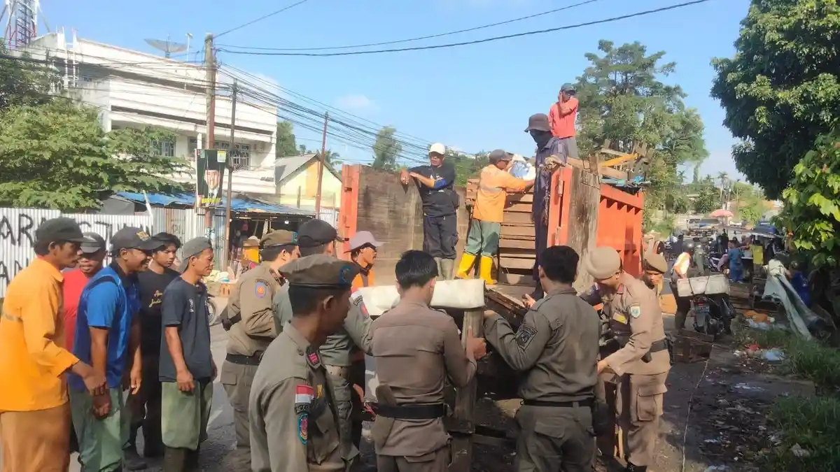 Satpol PP Kota Jambi Tertibkan Pedagang di Jalan Orang Kayo Pingai