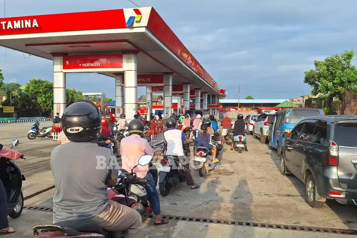 Warga Pangkalpinang Antre BBM sebelum SPBU Dibuka