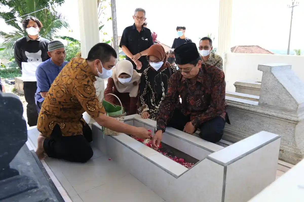 Kunjungi Rumah Keluarga Gilang Korban Diklatsar Menwa,Rektor UNS:Minta Polisi Usut Tuntas Kasus Ini