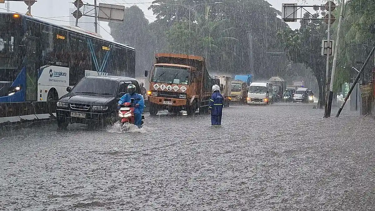 Doa Saat Turun Hujan Beserta Dalilnya di Tengah Guyuran Wilayah Jatim