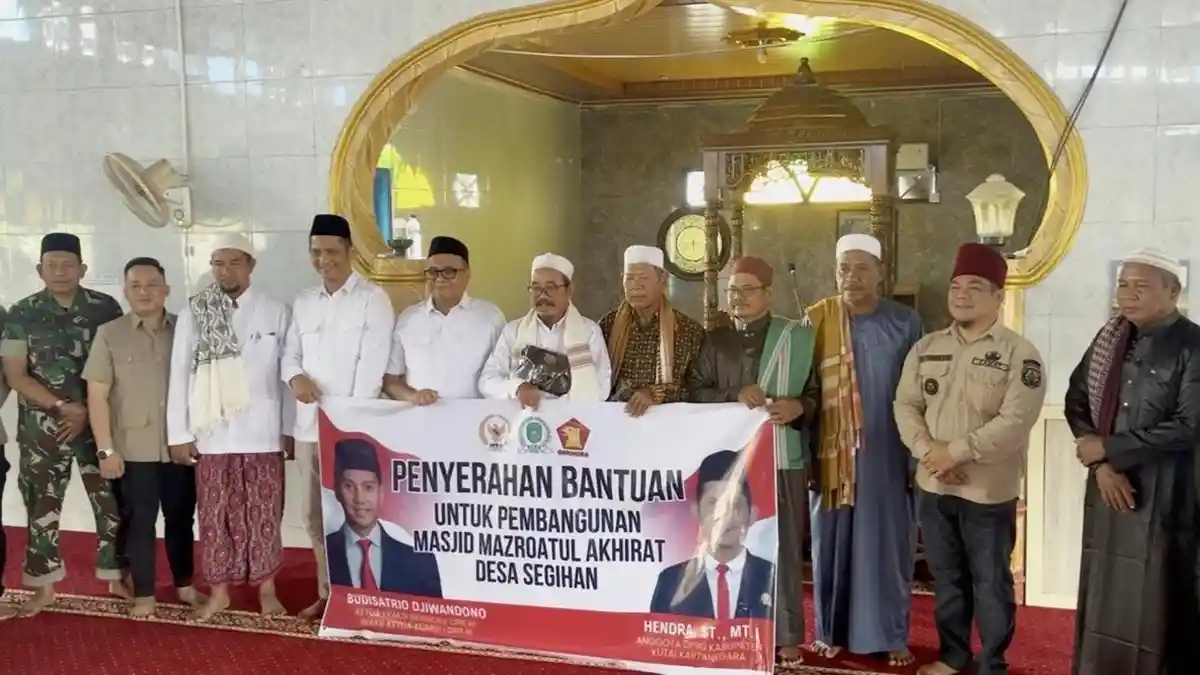 Bupati Kukar Aulia Rahman Basri Hadiri Penyerahan Bantuan Rp 200 Juta ke Masjid di Desa Sigihan