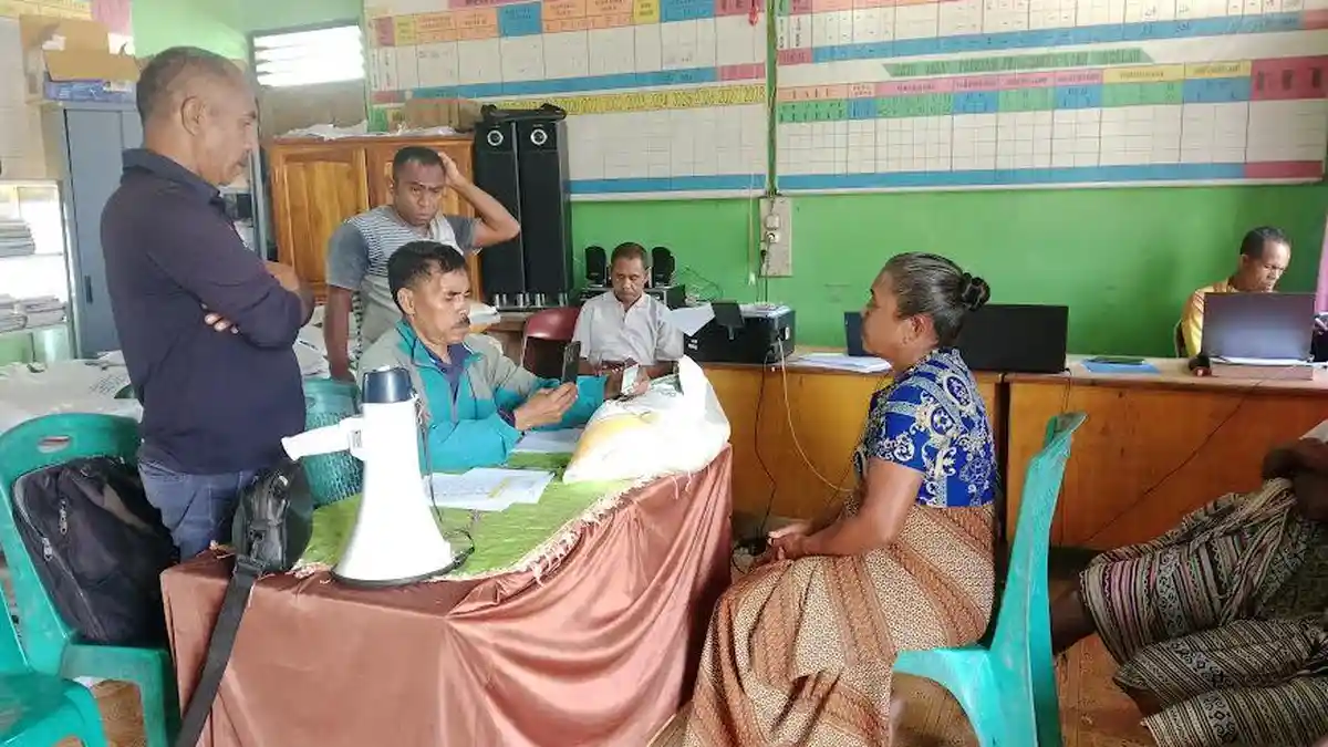 131 KPM Desa Batnes Timor Tengah Utara Terima Bantuan Cadangan Beras Pemerintah  