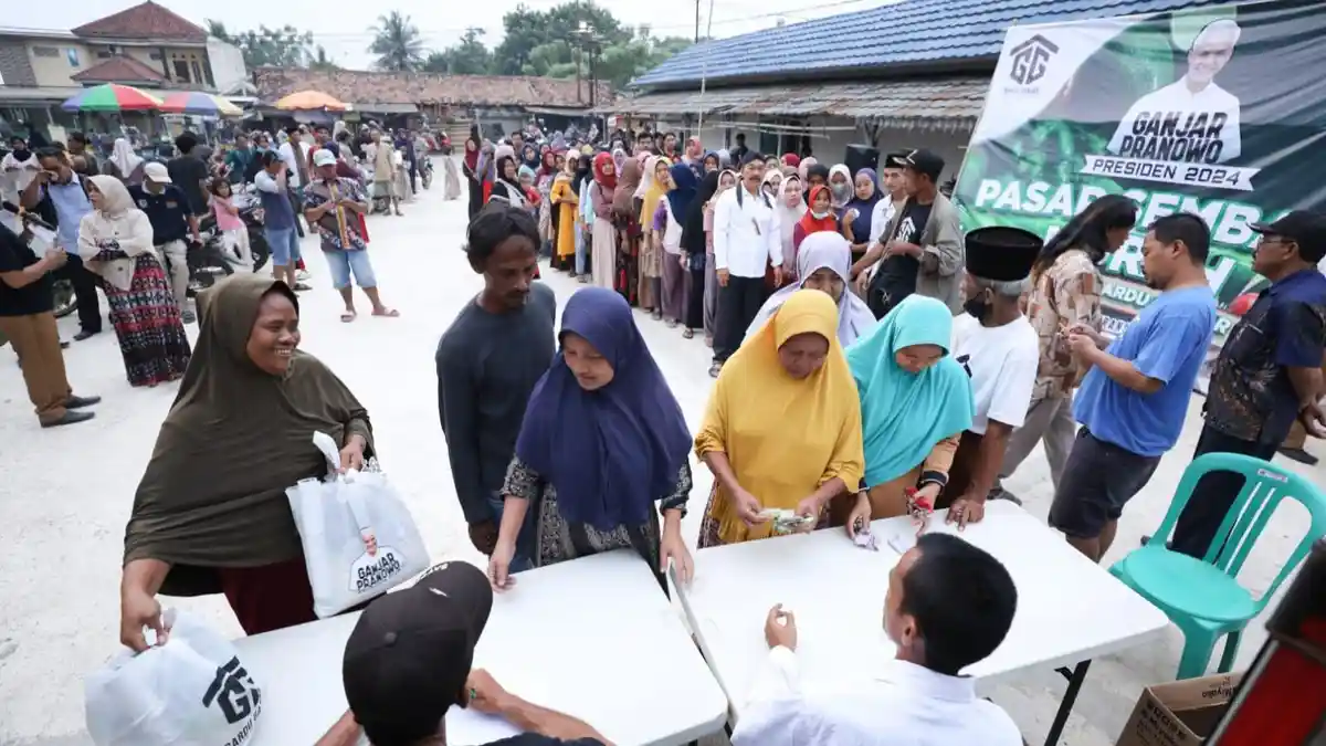 Relawan Ganjar Gelar Pasar Murah, Ratusan Paket Sembako Diserbu Warga Tangerang