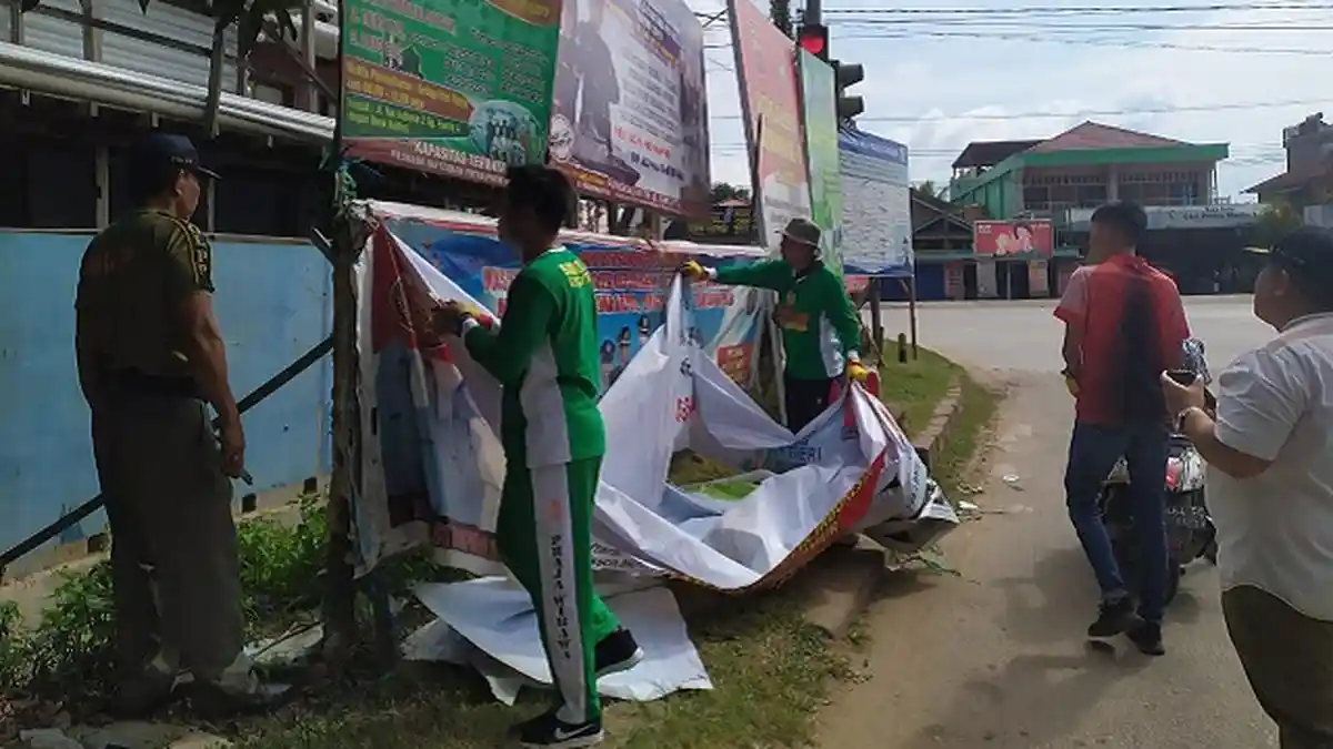 Satpol PP Copot Puluhan Spanduk di Ruas Jalan Protokol Sangatta