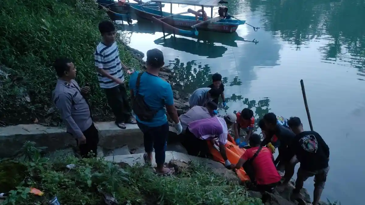 Breaking News - 3 Warga Cijulang Temukan Pria Muda Mengambang di Green Canyon, Mengira Boneka