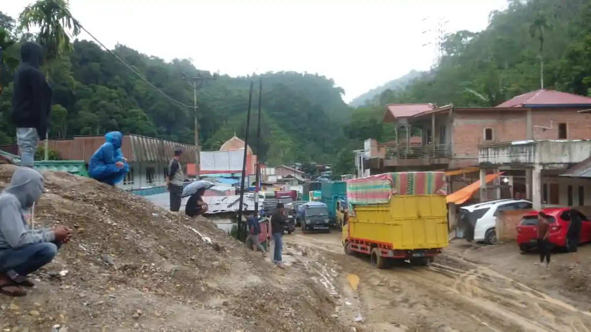 Hujan Deras Sebabkan 9 Titik Longsor Besar dan Kecil di Jalan Lintas Kerinci-Merangin