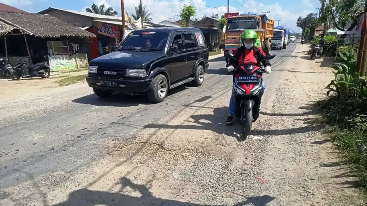 Jalan Lubukpakam-Galang Banyak Lubang, Warga Minta Perbaikan Agar Tidak Tambah Korban