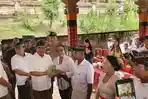 Bupati-Badung-I-Wayan-Adi-Arnawa-saat-memberikan-bantuan-Rp2-JutaKk-kepada-warga.jpg