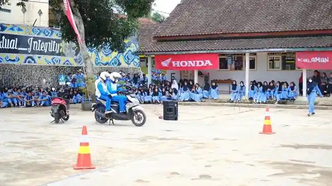 Astra-Motor-Jateng-gelar-Safety-Riding-Goes-to-School-di-SMK-PGRI-01-Sukorejo.jpg