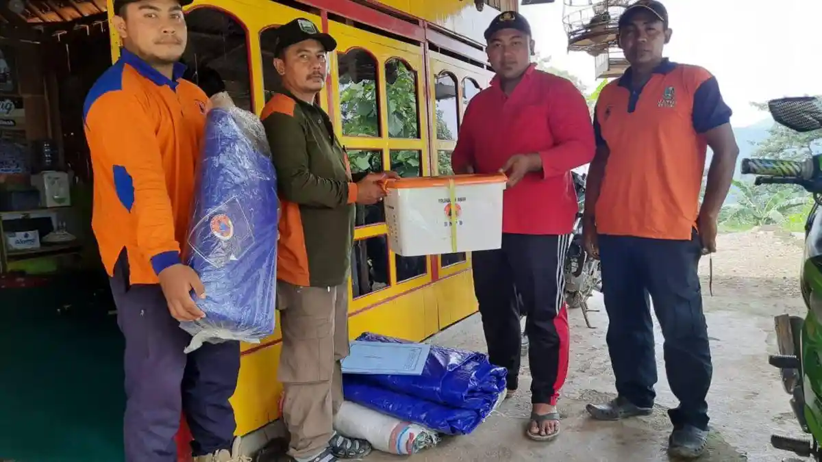 Longsor Rusak 3 Rumah Warga, BPBD Probolinggo Salurkan Bantuan, Ada Terpal hingga Peralatan Dapur