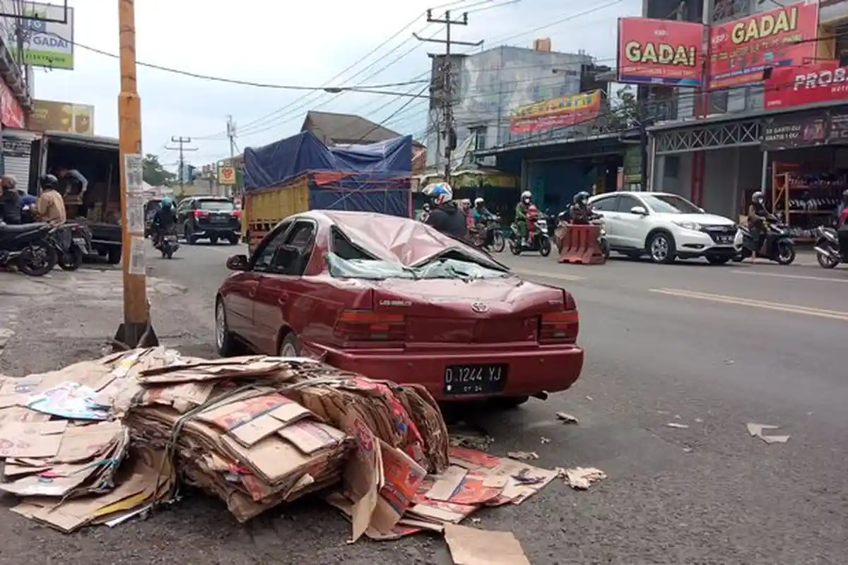 Kecelakaan di Jalan Raya Cibiru, Muatan Truk Timpa Mobil yang Ada di Sebelahnya
