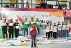 Atlet-Taekwondo-Sumut-menerima-pengalungan-medali-emas-_1.jpg