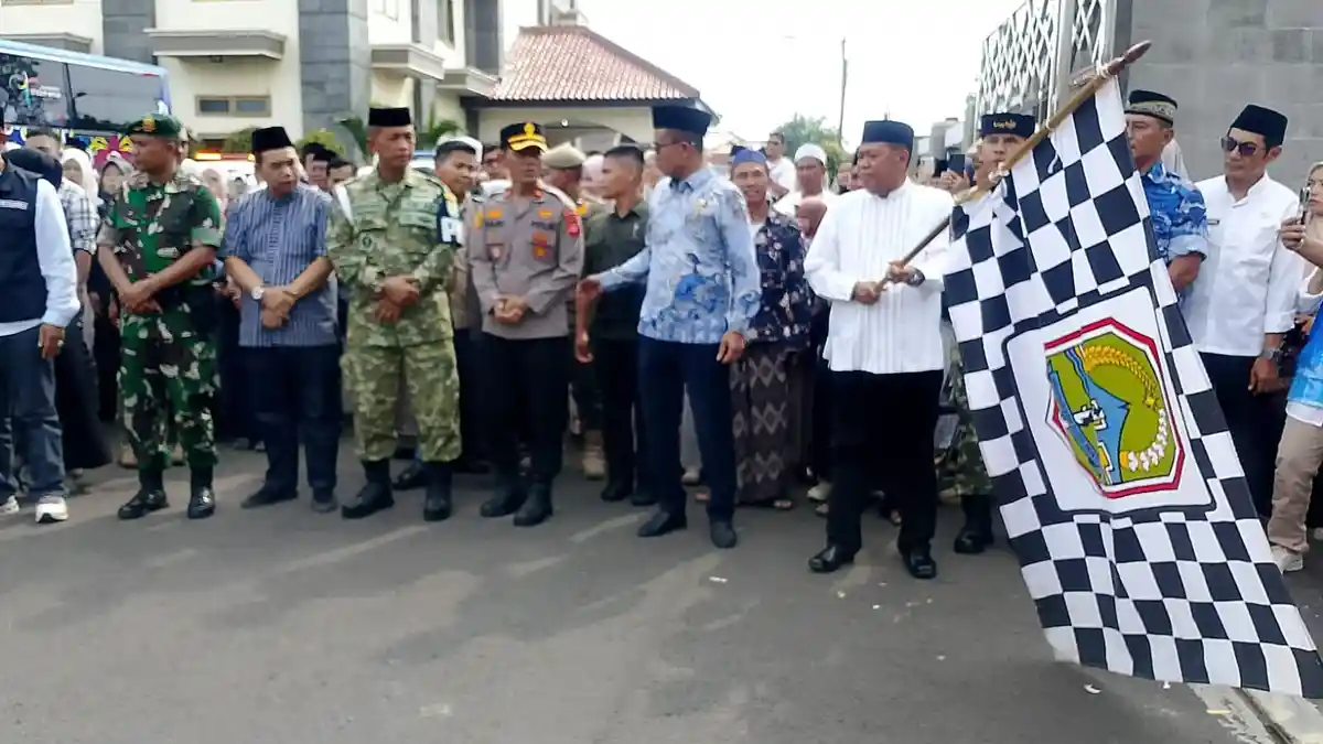 Tangis Haru Iringi Keberangkatan 163 Jemaah Haji dari Islamic Center Majalengka, Dilepas Bupati
