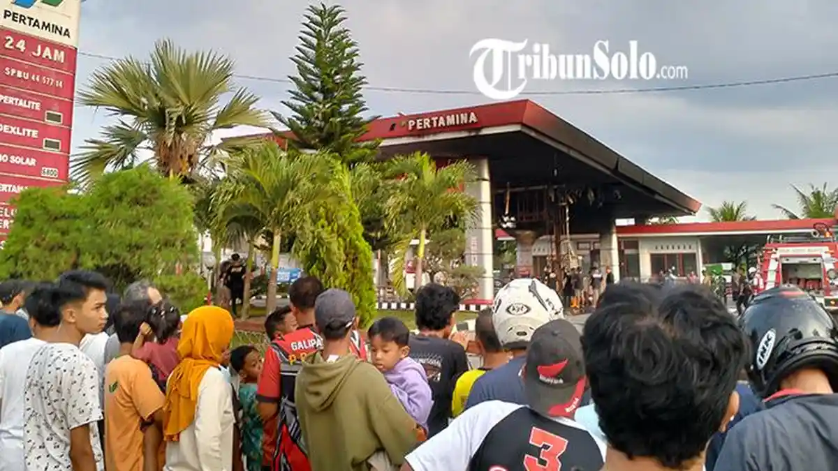 KONDISI SPBU di Matesih Karanganyar Jateng yang Terbakar, Dipadati Masyarakat yang Menonton