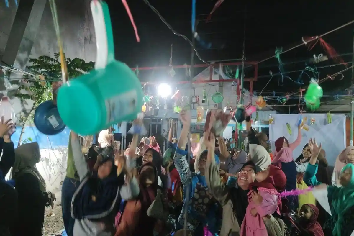 Warga Kalirejo Probolinggo Rayakan Maulid Nabi,  Ada Tradisi Berebut Alat Dapur Hingga Jajanan