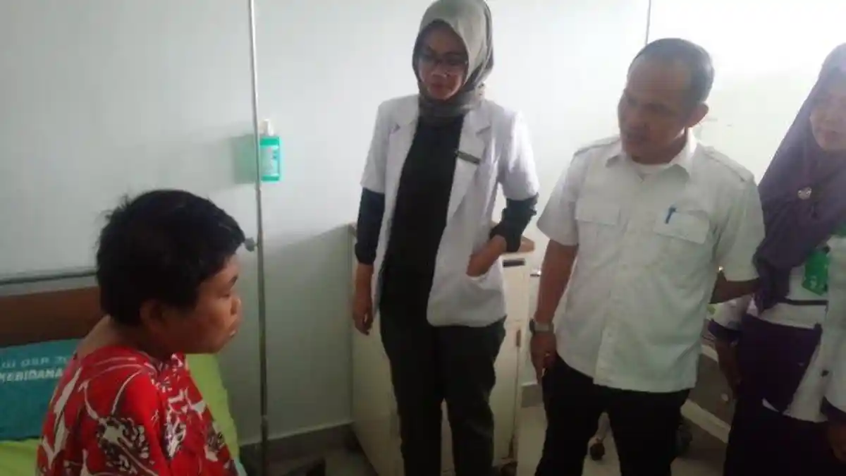 Wanita Hamil yang Diduga Idap Gangguan Jiwa Ini Ditemukan Tergeletak di Jalan