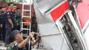 Evakuasi-Gerbong-KRL-yang-Ditabrak-KA-Argo-Bromo-Anggrek_20260428_132325.jpg