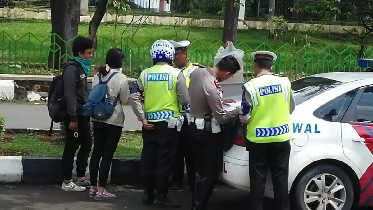 Cewek Ini Emosi Minta Surat Tilang Biru, Dikasih Malah Bingung :'Ini Bayarnya Gimana Pak?'