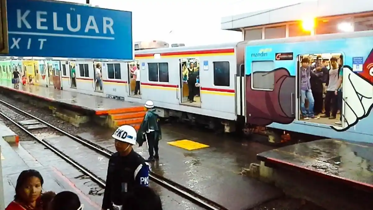 Seorang Wanita Tewas Tertabrak KRL di Stasiun Cilebut