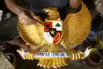 Perajin Patung Burung Garuda Kebanjiran Order 