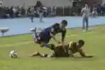 Samsul Arif Terjatuh Dijegal Michael Orah