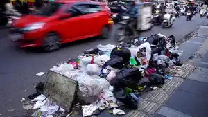 Sampah-Menumpuk-di-Jalan-Cibaduyut-Raya-Kota-Bandung_20250731_084153.jpg