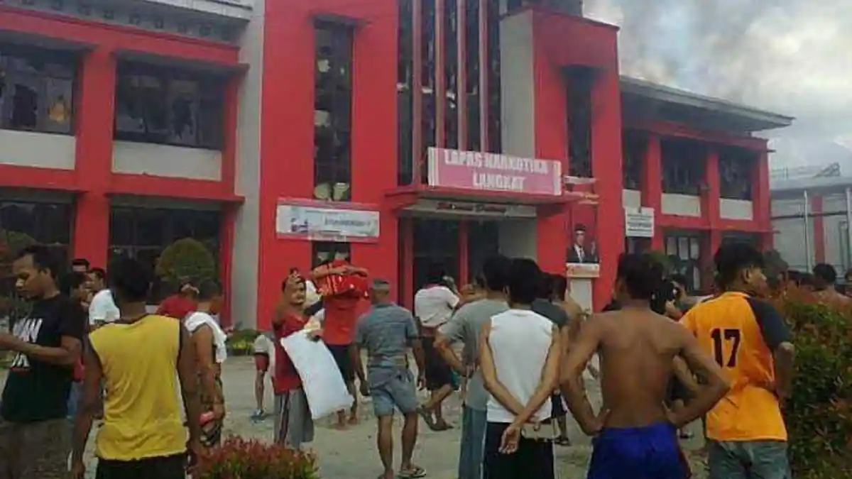 BREAKINGNEWS: Penghuni Lapas Narkotika Langkat Bakar Gedung dan Kendaraan, 500-an Napi Kabur
