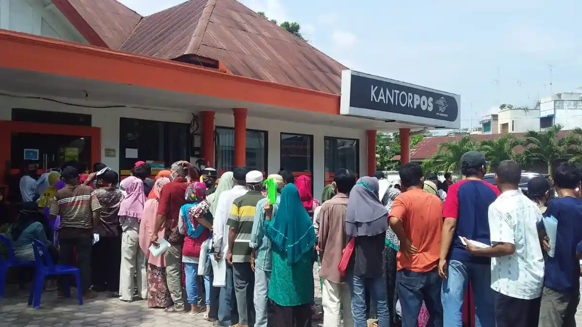Demi Bansos Rp 600 Ribu, Penerima BST Kemensos tak Jaga Jarak, Antre di Kantor Pos Membeludak