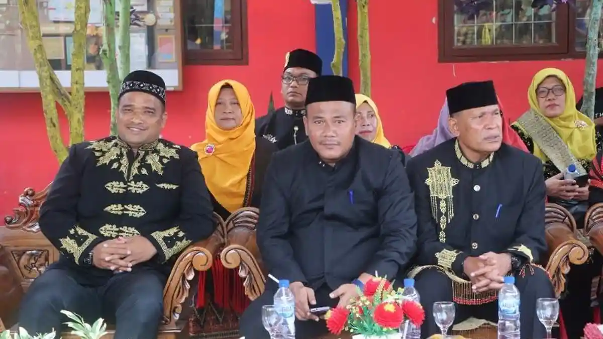 Peserta Upacara Hardikda Ke-63 di Aceh Timur Kenakan Pakaian Adat Aceh, Pensiunan Guru Dapat Sembako