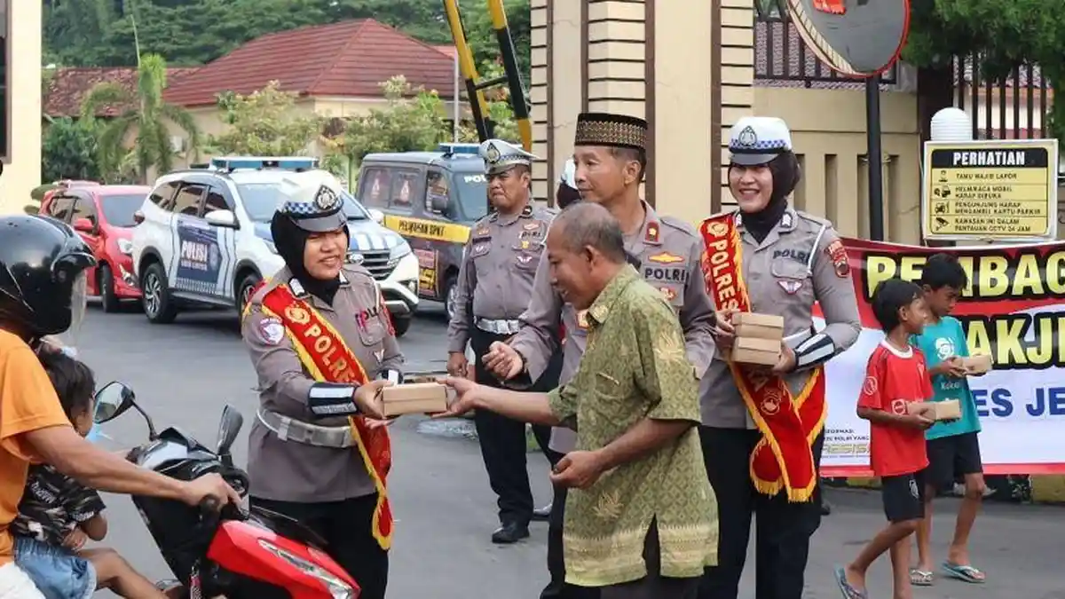 Serba-Serbi Ramadan, Polres Jepara Bagi-bagi Ratusan Takjil Bagi Pengguna Jalan
