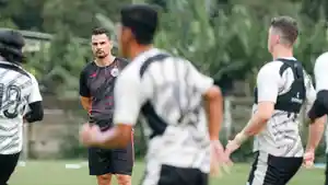 Pelatih-Persija-Jakarta-Carlos-Pena-latihan.jpg