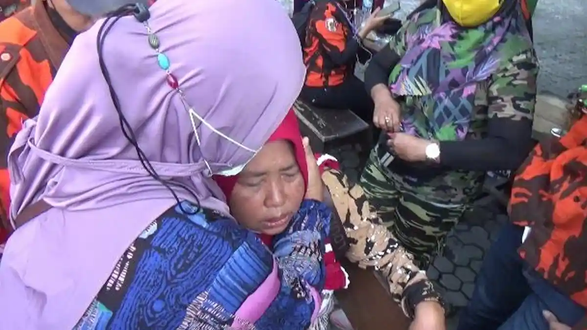 Emak-Emak Pingsan Rebutan Minyak Goreng Murah yang Digelar Kadin Lumajang