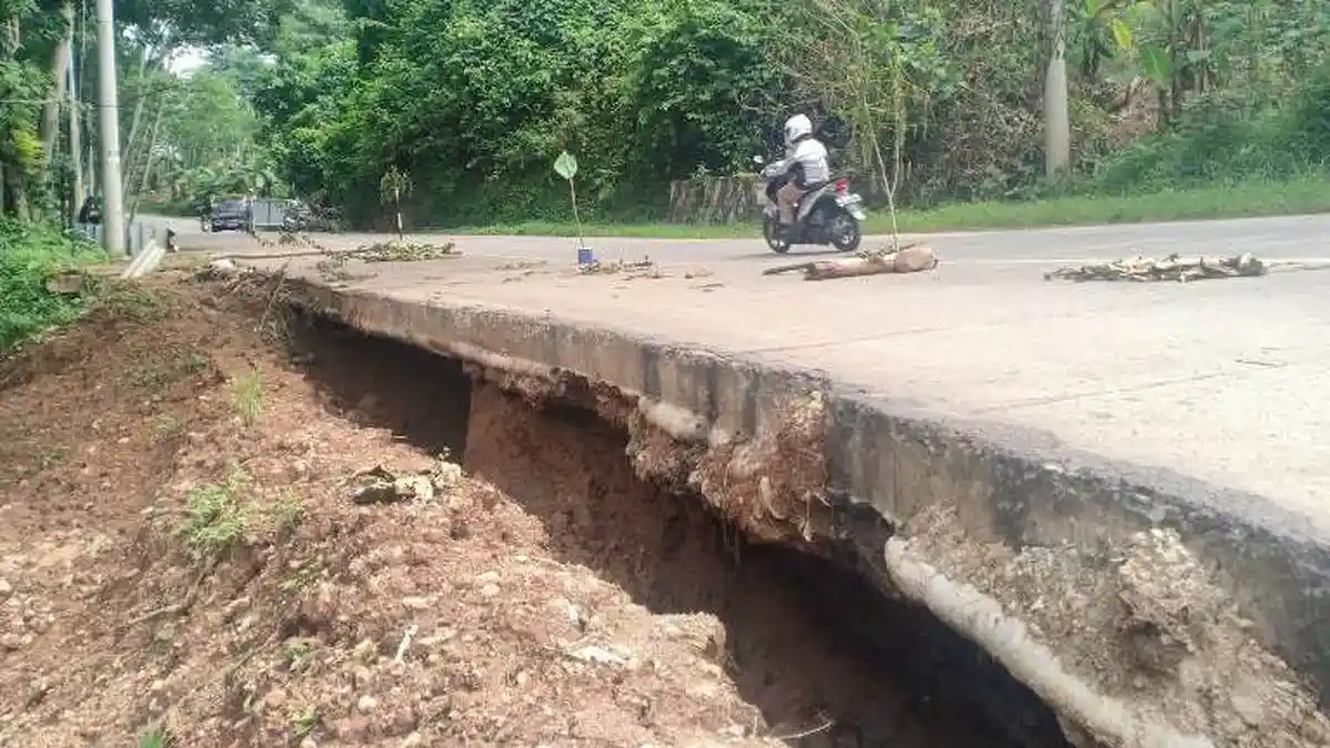 Jalan Penghubung Kendal-Temanggung Kembali Longsor, Warga Lakukan Buka-Tutup Jalan