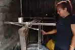 Omi-Fernandez-52-menunjukkan-dapur-tempat-ia-mengolah-lelehan-lilin-sisa.jpg
